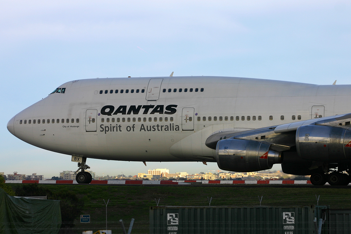 VH-EBX (23688) 1986 Boeing 747-338