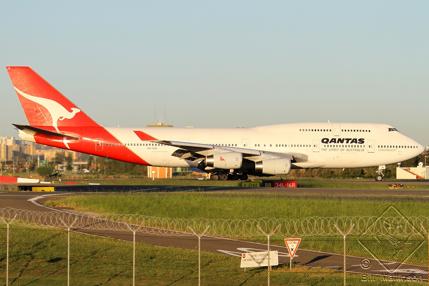 VH-OJA (24354) 1989 Boeing 747-438