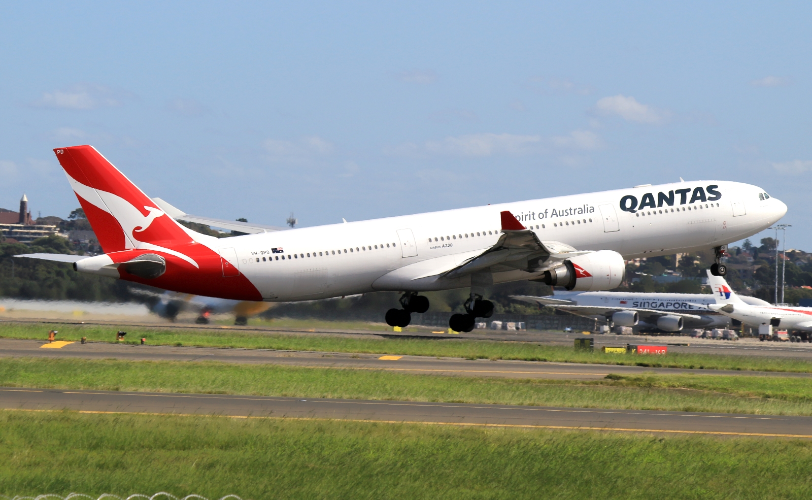 VH-QPD (574) 2004 Airbus A330-303
