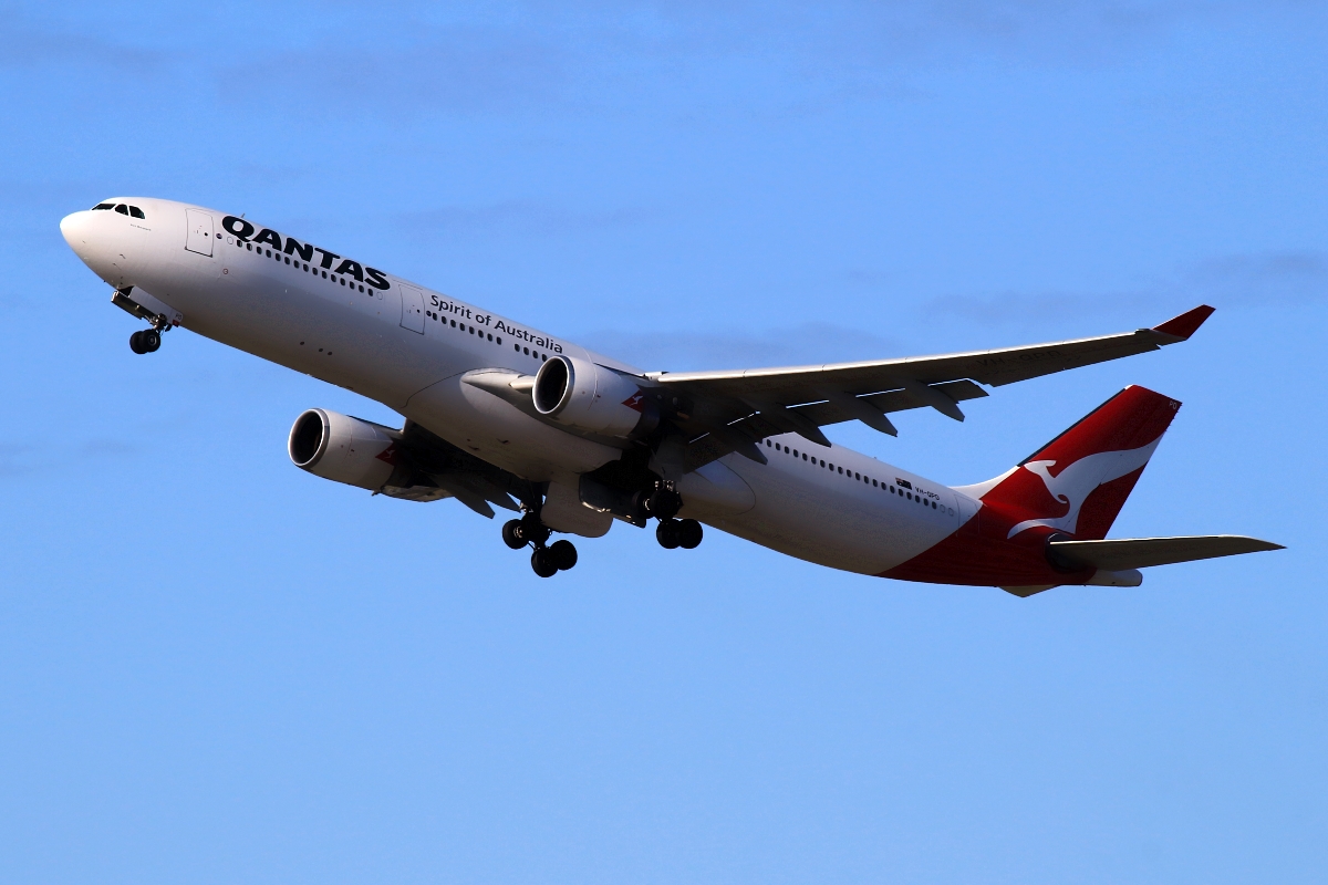 VH-QPD (574) 2004 Airbus A330-303