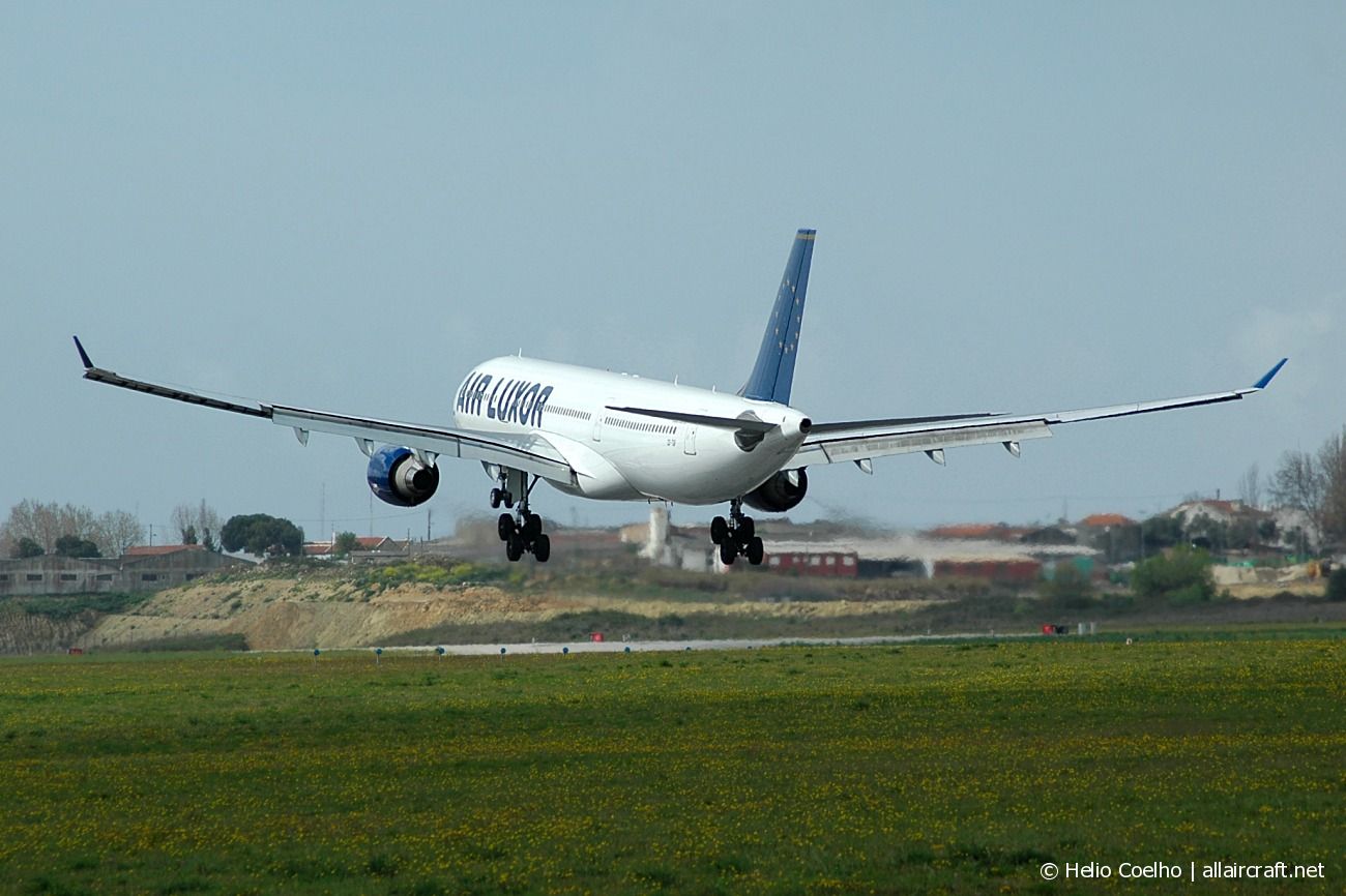 CS-TQF (087) 1995 Airbus A330-322