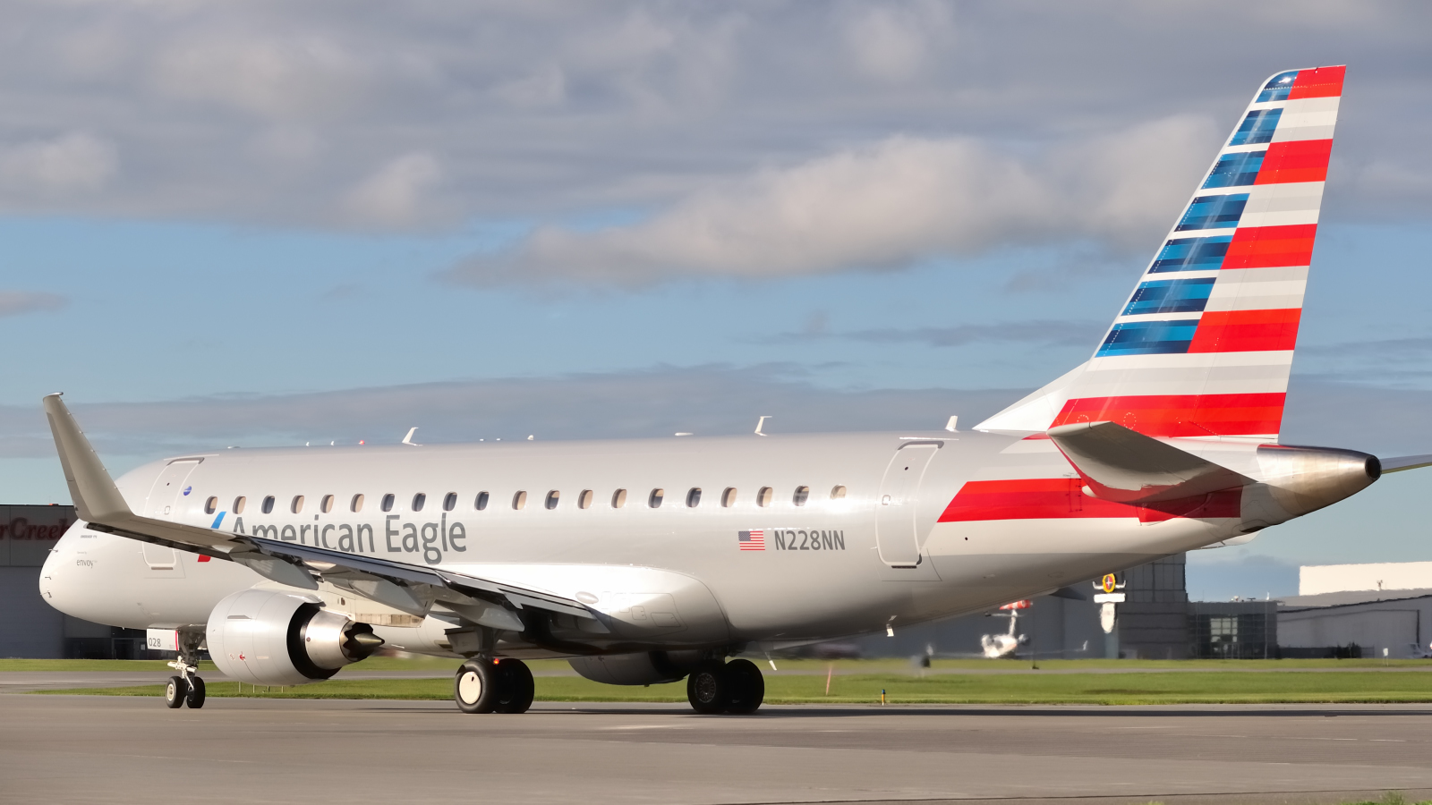 N228NN (17000545) Embraer 170-200LR
