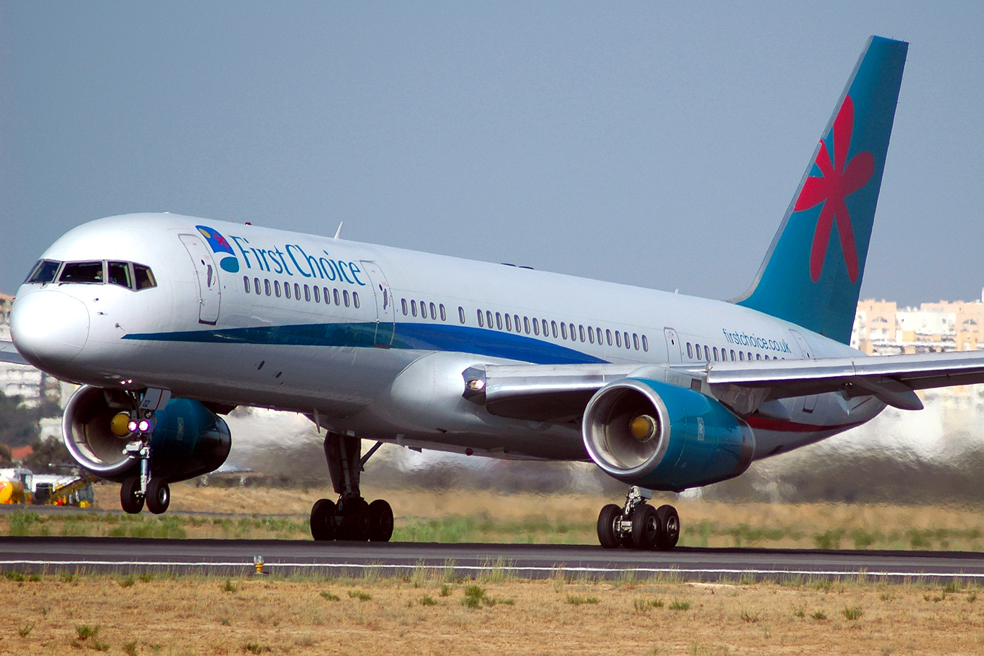 G-OOOZ (25593) 1992 Boeing 757-236