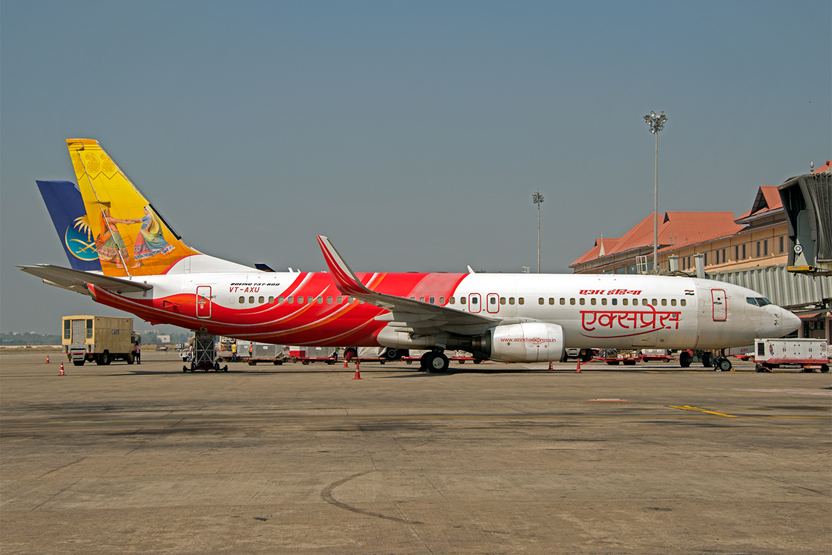 VT-AXU, (cn 26332), Boeing 737-8HG