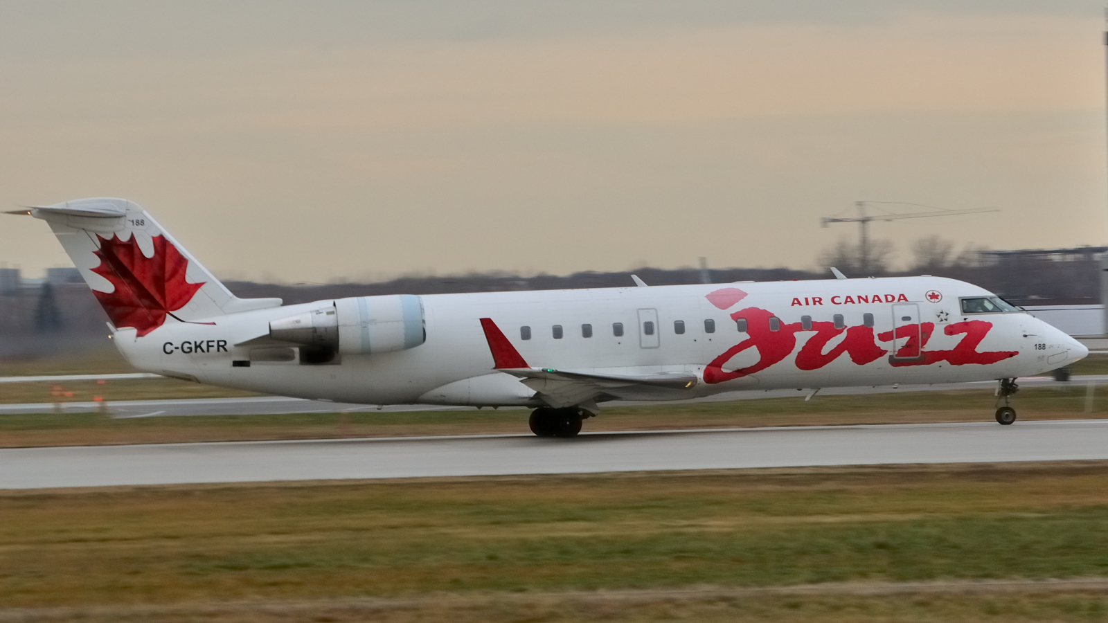 C-GKFR (cn 7330) Bombardier CRJ200LR