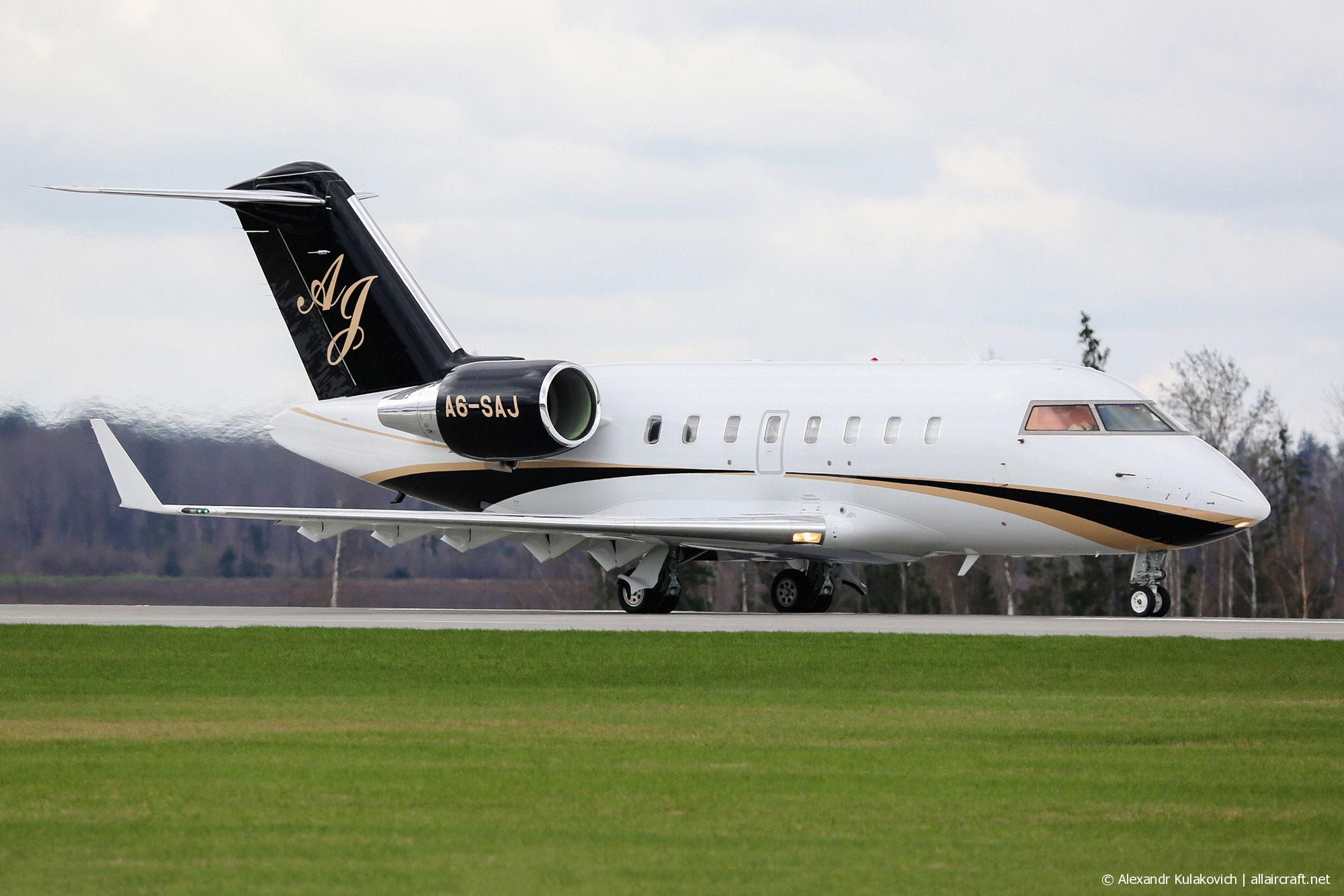 A6-SAJ (5837) 2009 Bombardier CL-600-2B16 Challenger 605