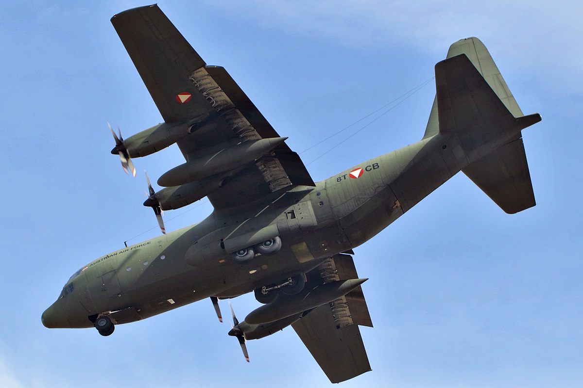 8T-CB (382-4256) Lockheed C-130K Hercules