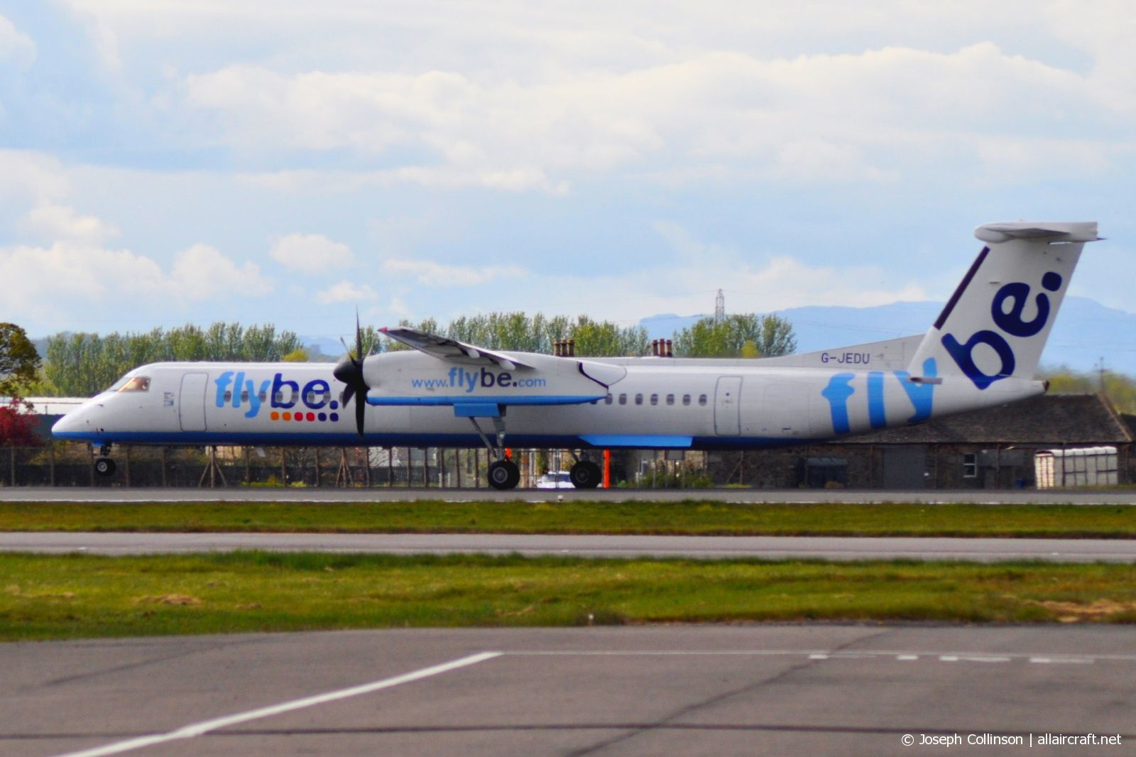 G-JEDU (4089) 2004 Bombardier Dash 8-Q402