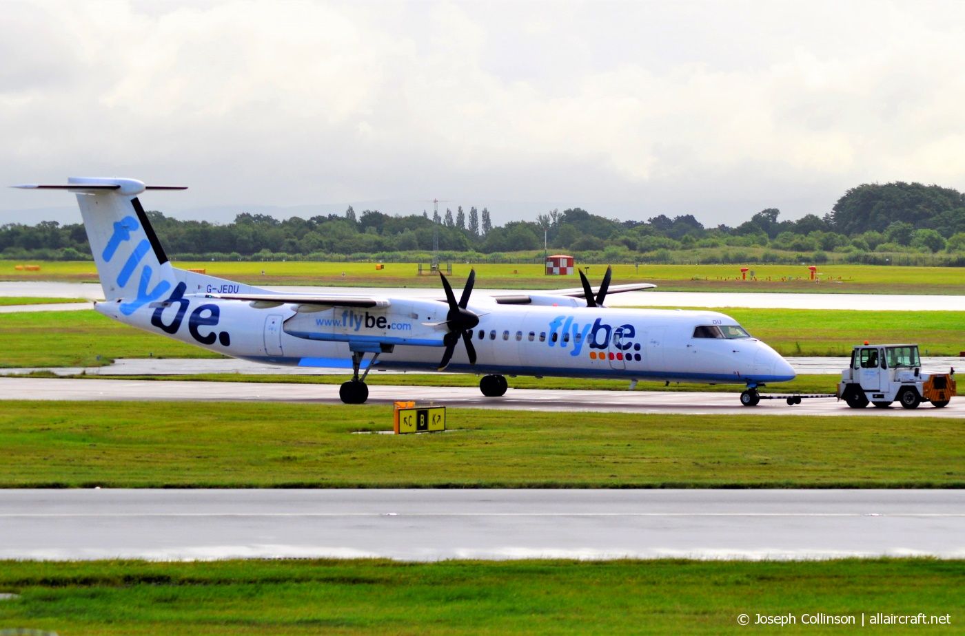 G-JEDU (4089) 2004 Bombardier Dash 8-Q402