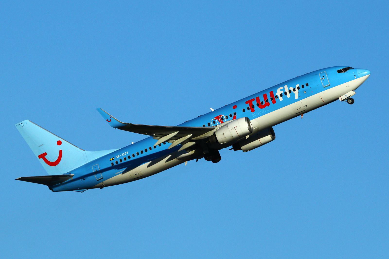 SE-DZV (32904) 2003 Boeing 737-804 WL