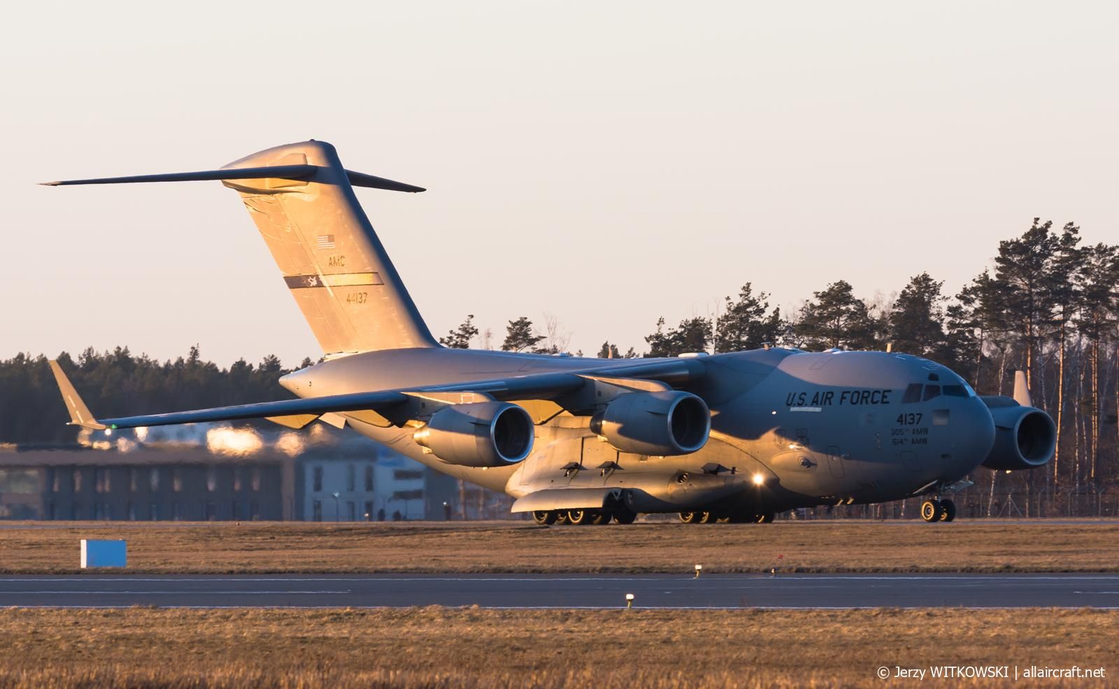 04-4137 (P-137) 2004 Boeing C-17A Globemaster III