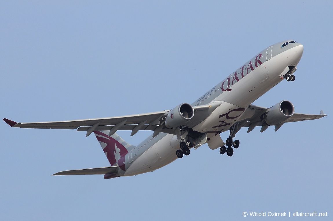 A7-AEA (623) 2004 Airbus A330-303