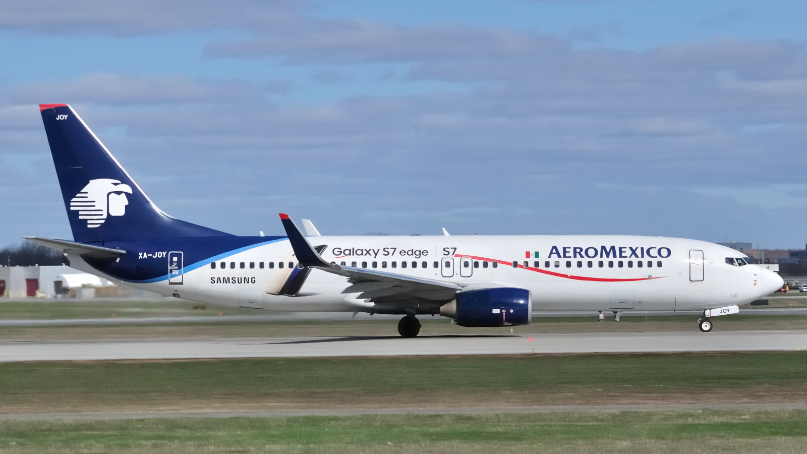 XA-JOY, (cn 35121), Boeing 737-852