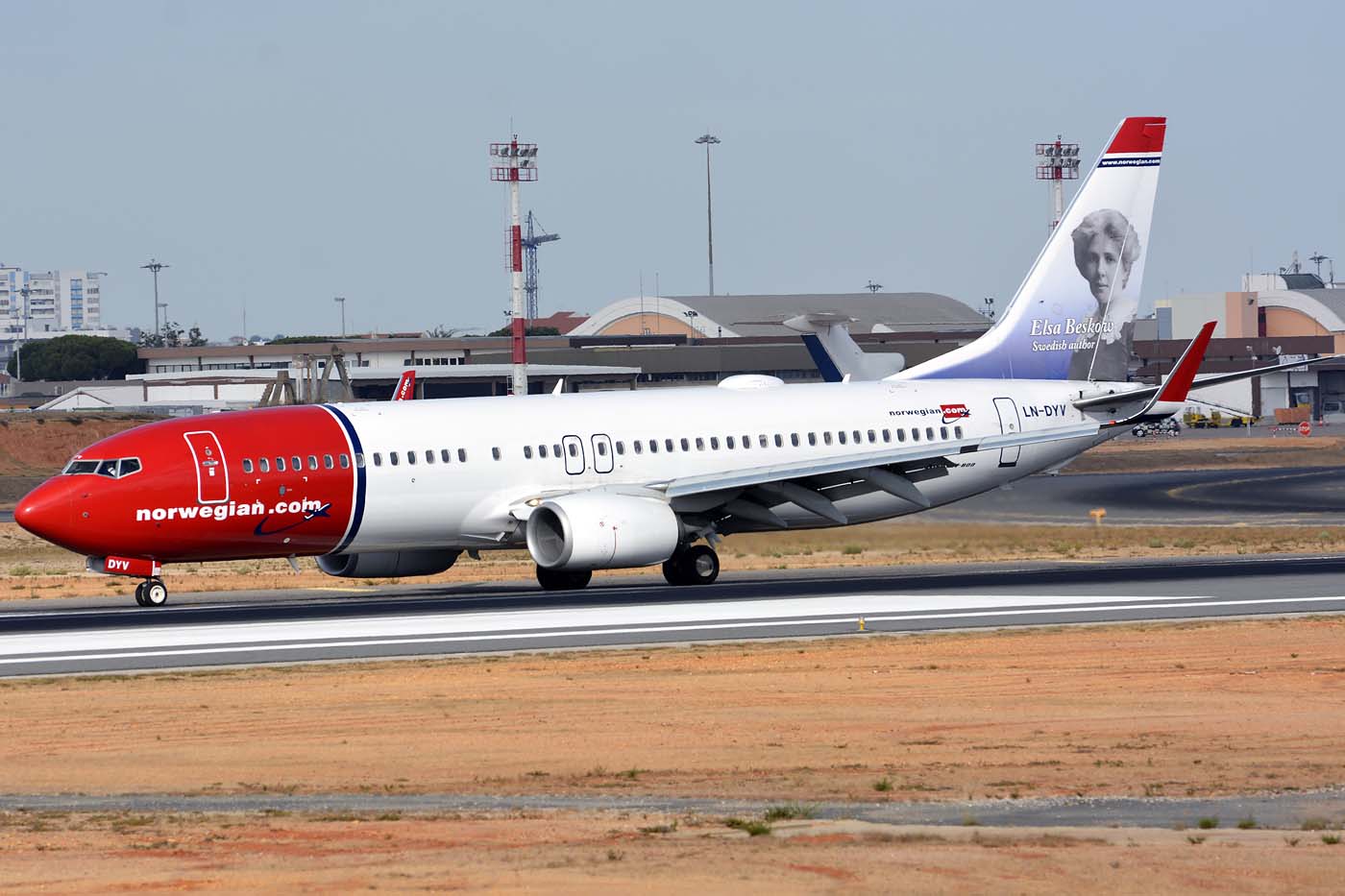 LN-DYV (39009) 2011 Boeing 737-8JP WL
