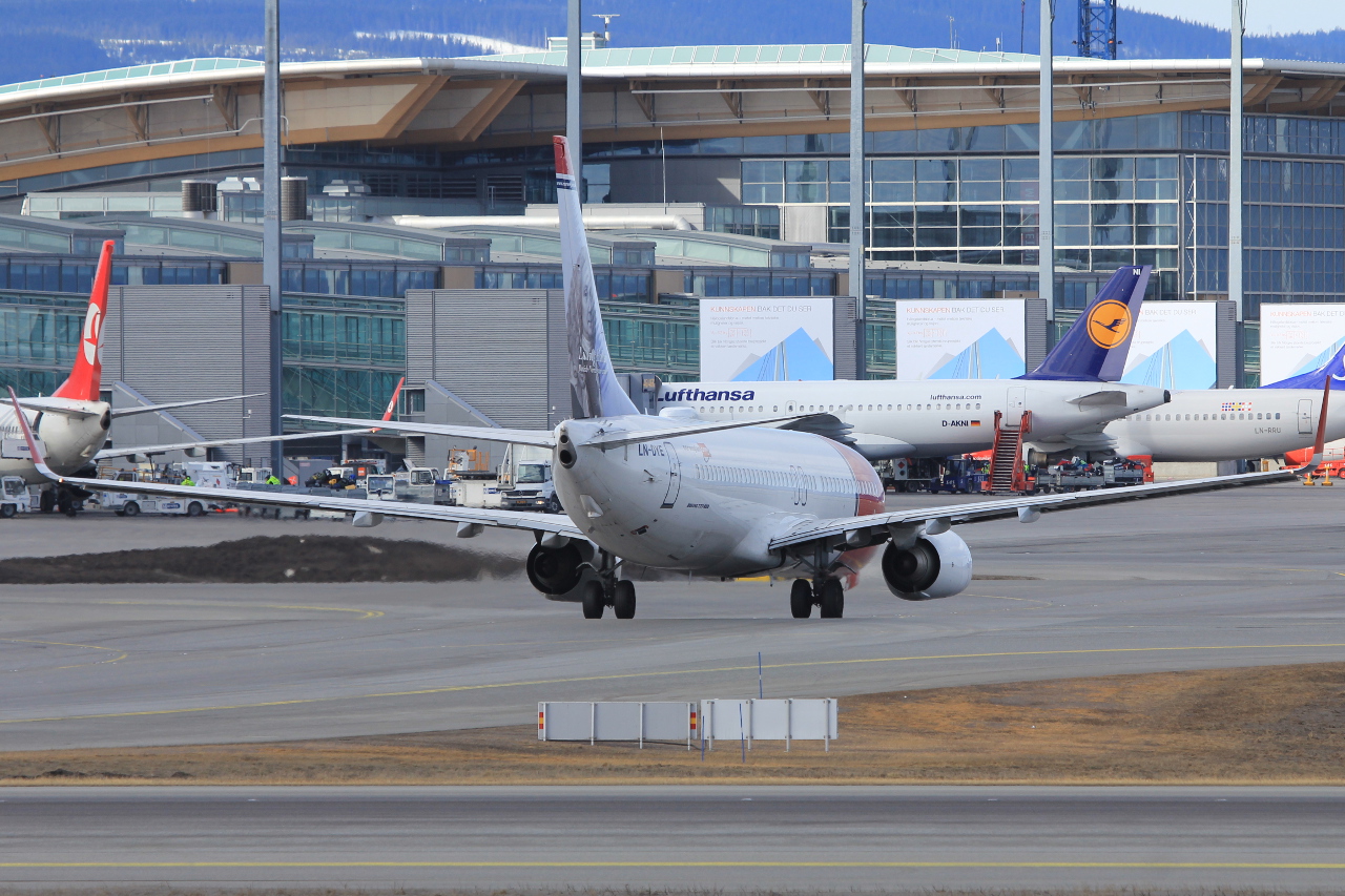 LN-DYE (39003) 2010 Boeing 737-8JP WL