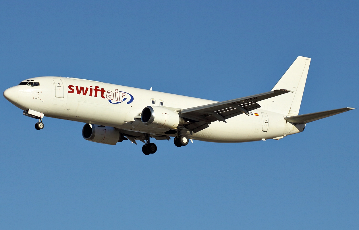 EC-MAD, (cn 25261), Boeing 737-4Y0(SF)