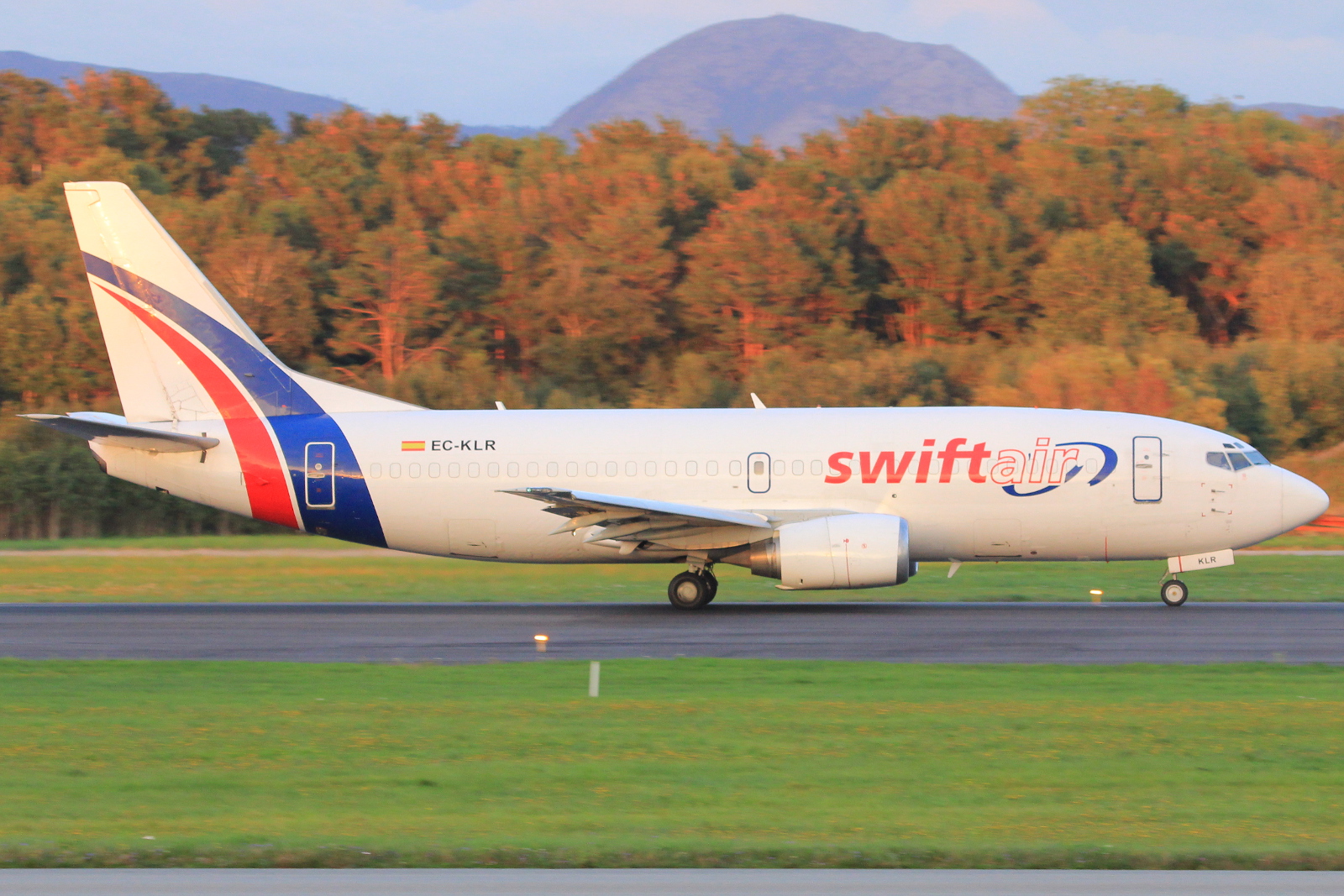 EC-KLR (23766) 1987 Boeing 737-3Q8(SF)