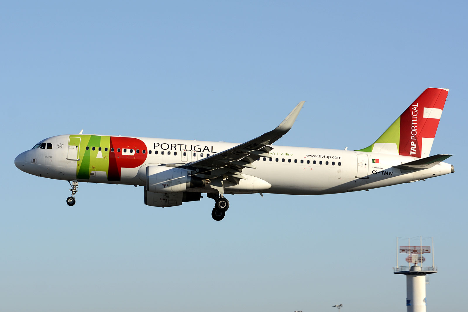 CS-TMW (1667) 2001 Airbus A320-214(WL)