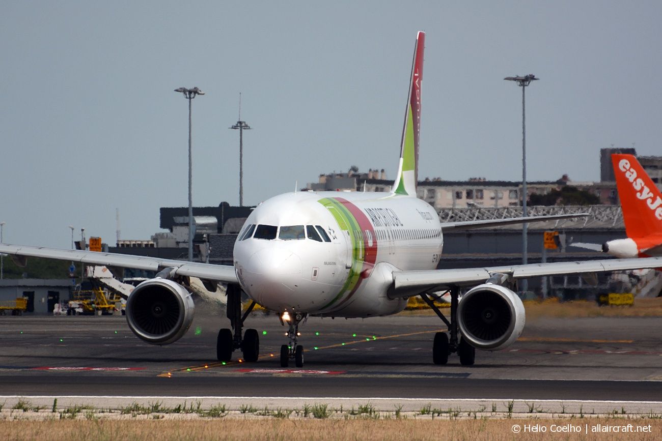 CS-TNX (2822) 2006 Airbus A320-214