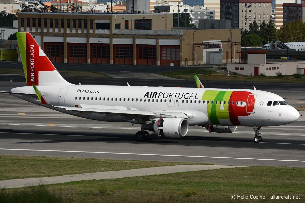 CS-TNQ (3769) 2009 Airbus A320-214(WL)