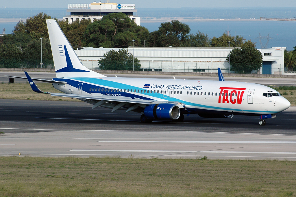 D4-CBY (30675) 2001 Boeing 737-83N(WL)