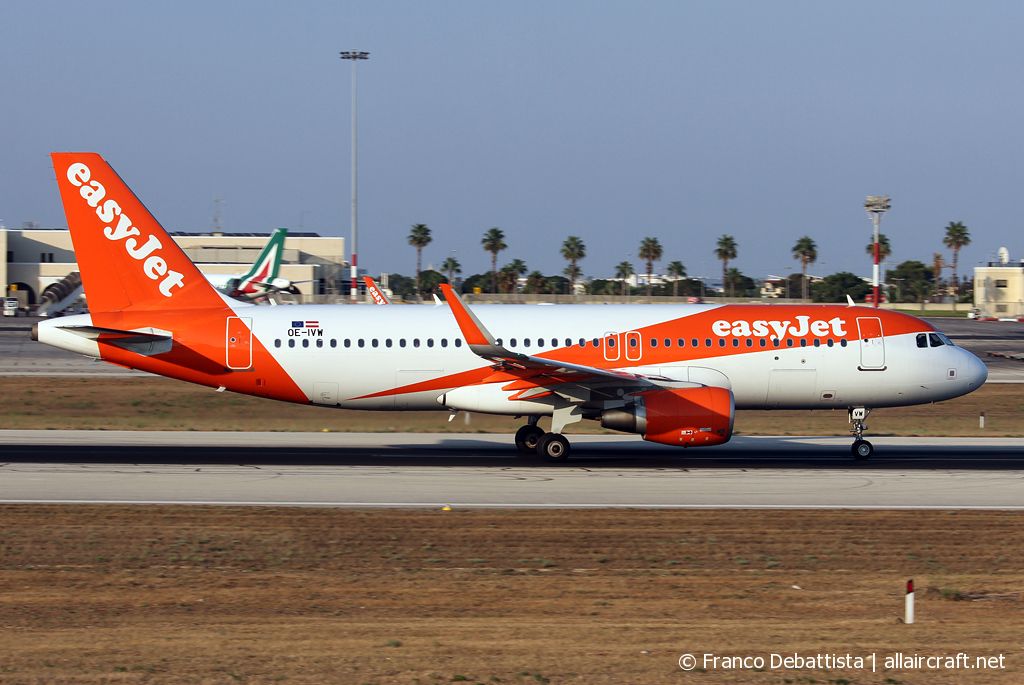 OE-IVW (7067) 2016 Airbus A320-214(WL)