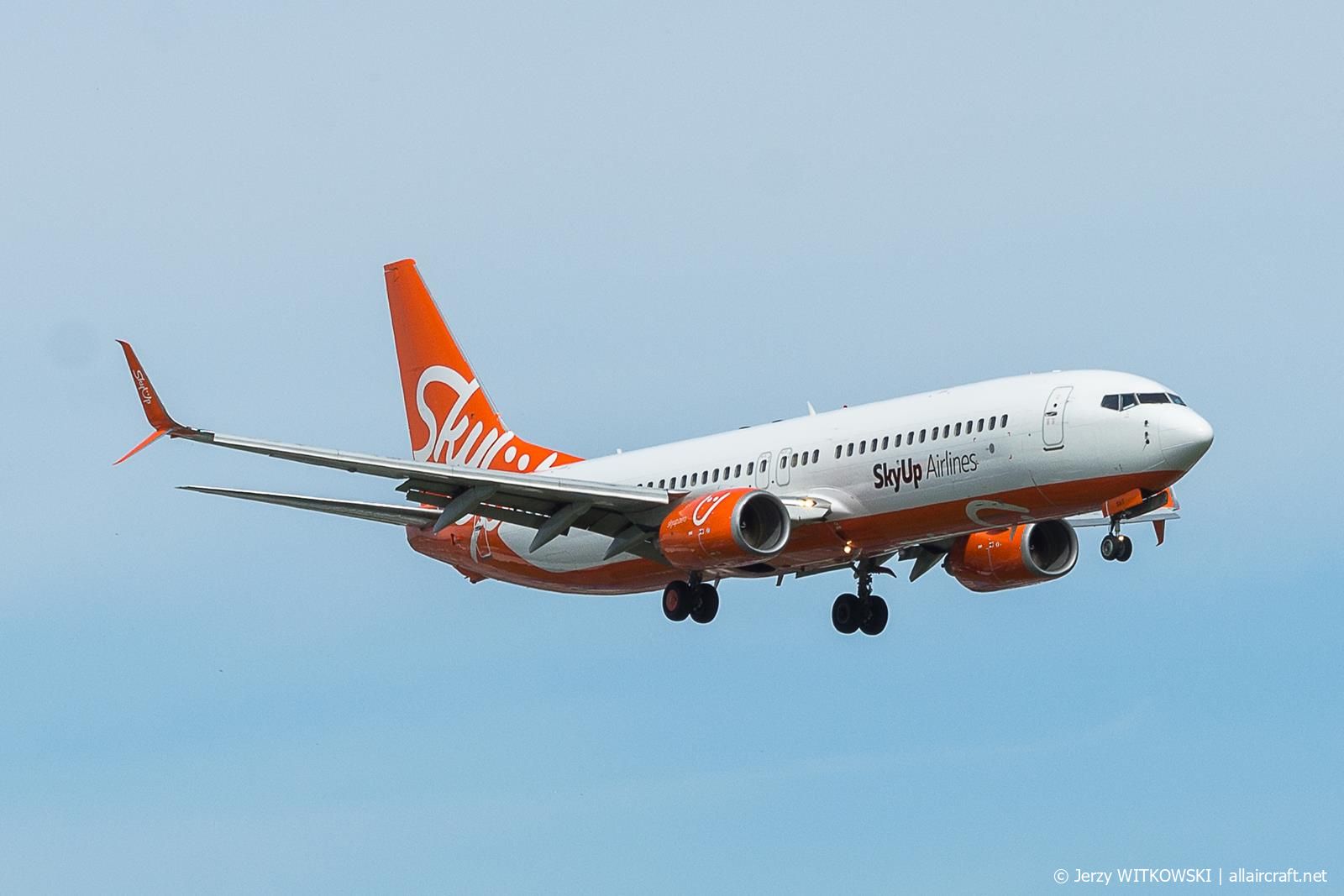 UR-SQB (40153) 2013 Boeing 737-8H6(WL)