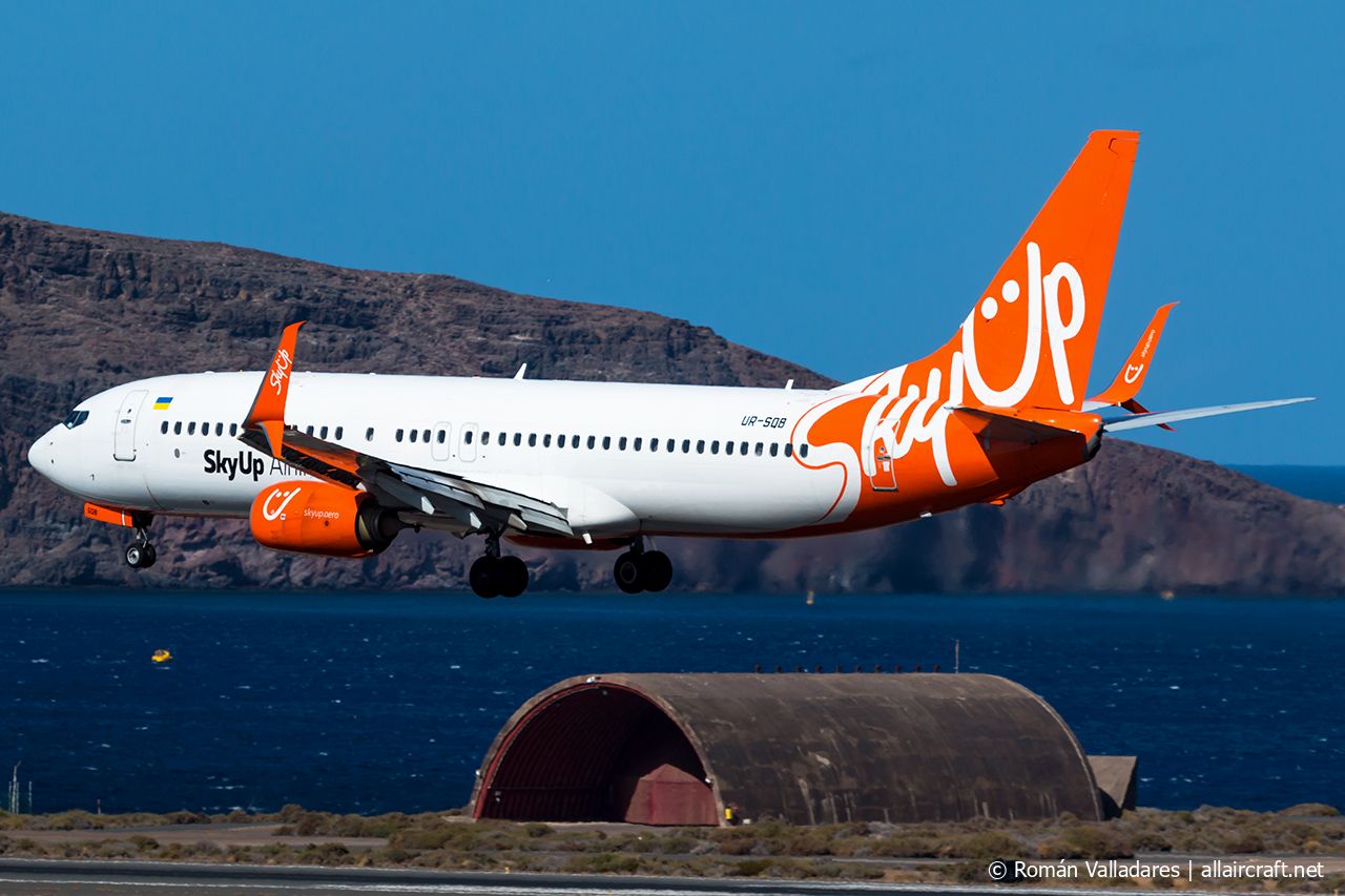 UR-SQB (40153) 2013 Boeing 737-8H6(WL)