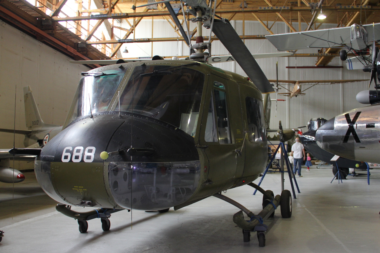 688 ( 268 ) 1961 Bell UH-1B Iroquois