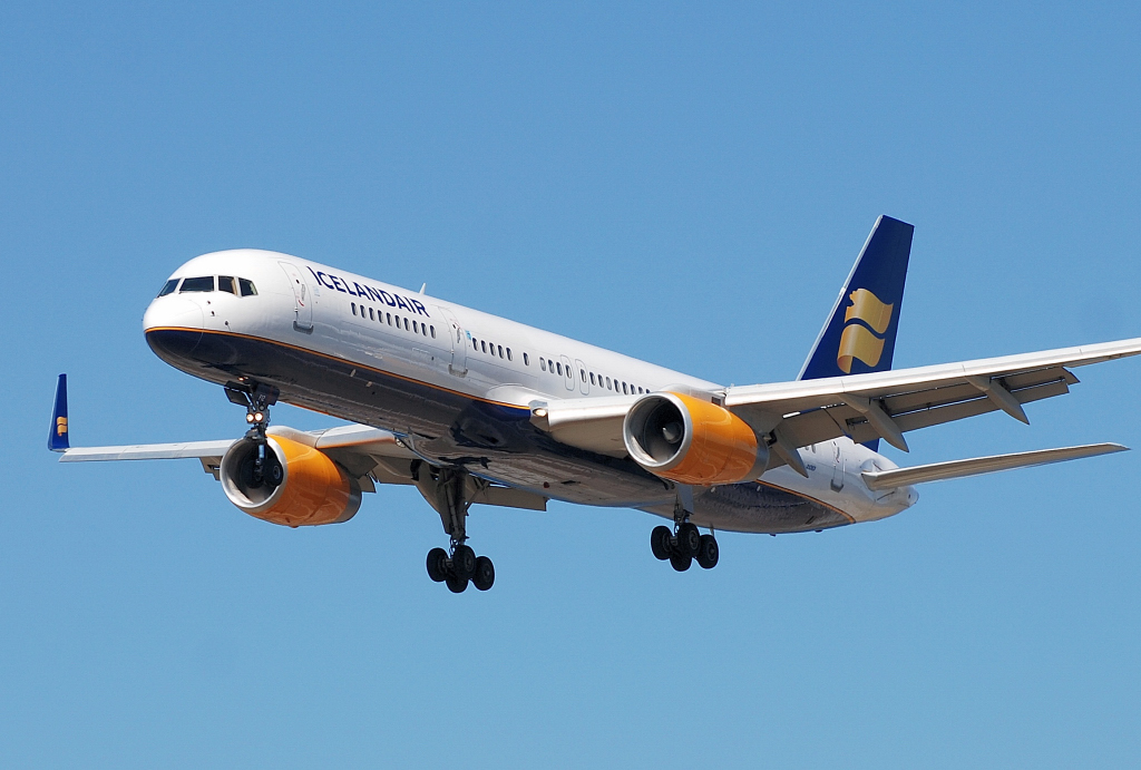 TF-FIZ (30052) 2000 Boeing 757-256(WL)