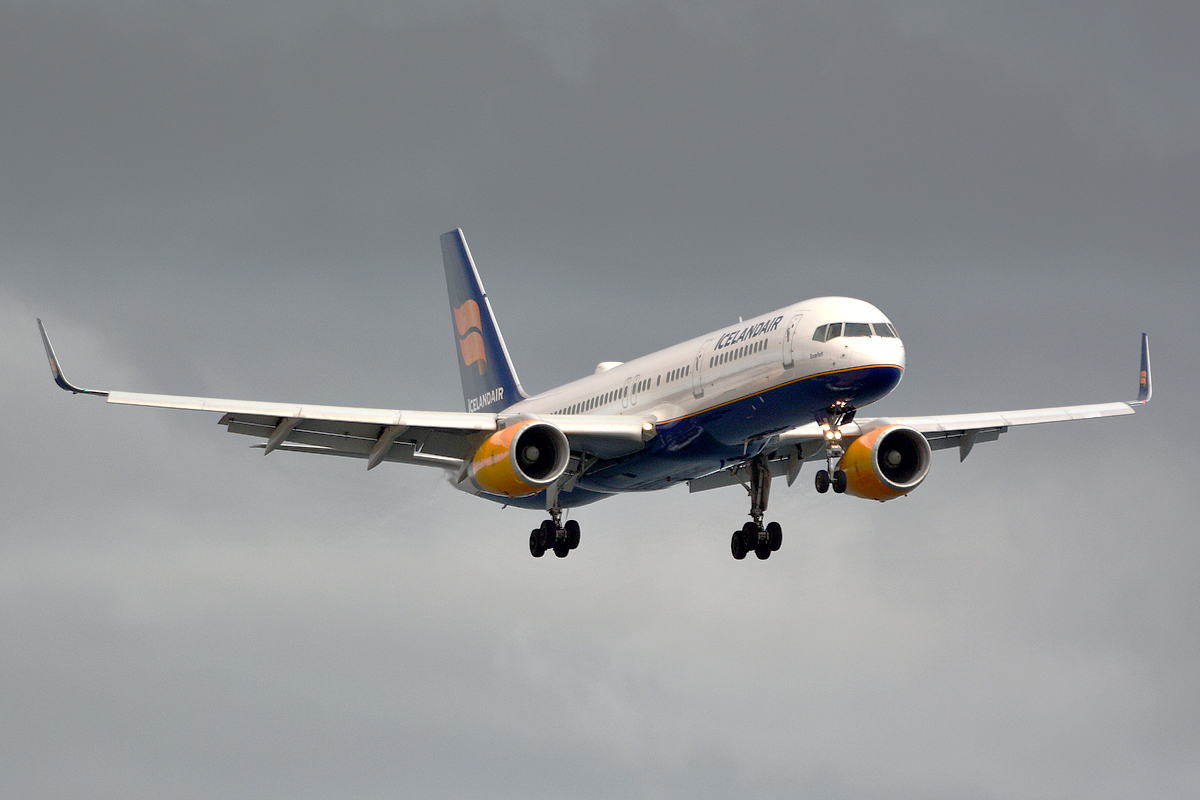 TF-FIP (30423) 2000 Boeing 757-208(WL)