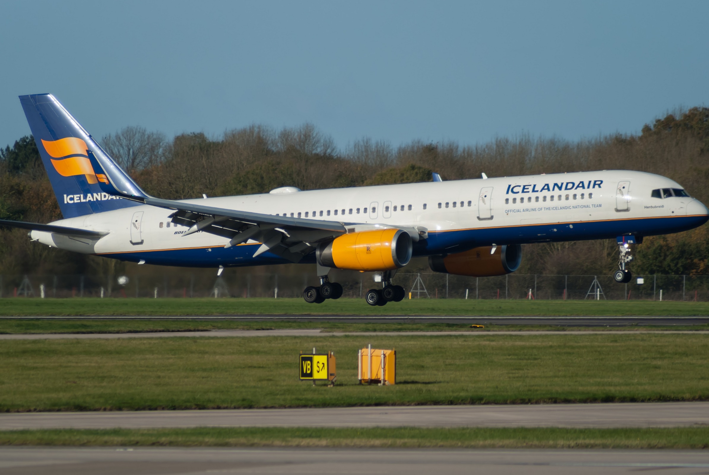 TF-FIA (29310) 2000 Boeing 757-256(WL)