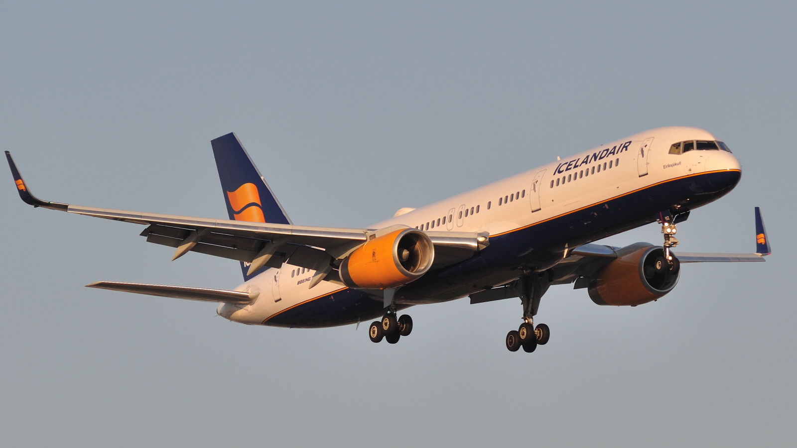 TF-ISZ (24600) 1991 Boeing 757-223(WL)