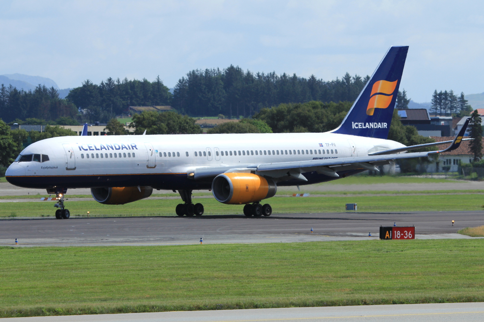 TF-FII (24760) 1990 Boeing 757-208(WL)