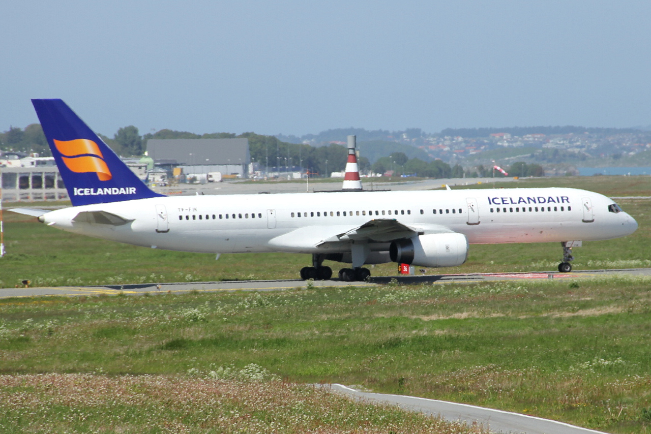TF-FIK (26151) 1992 Boeing 757-2Y0