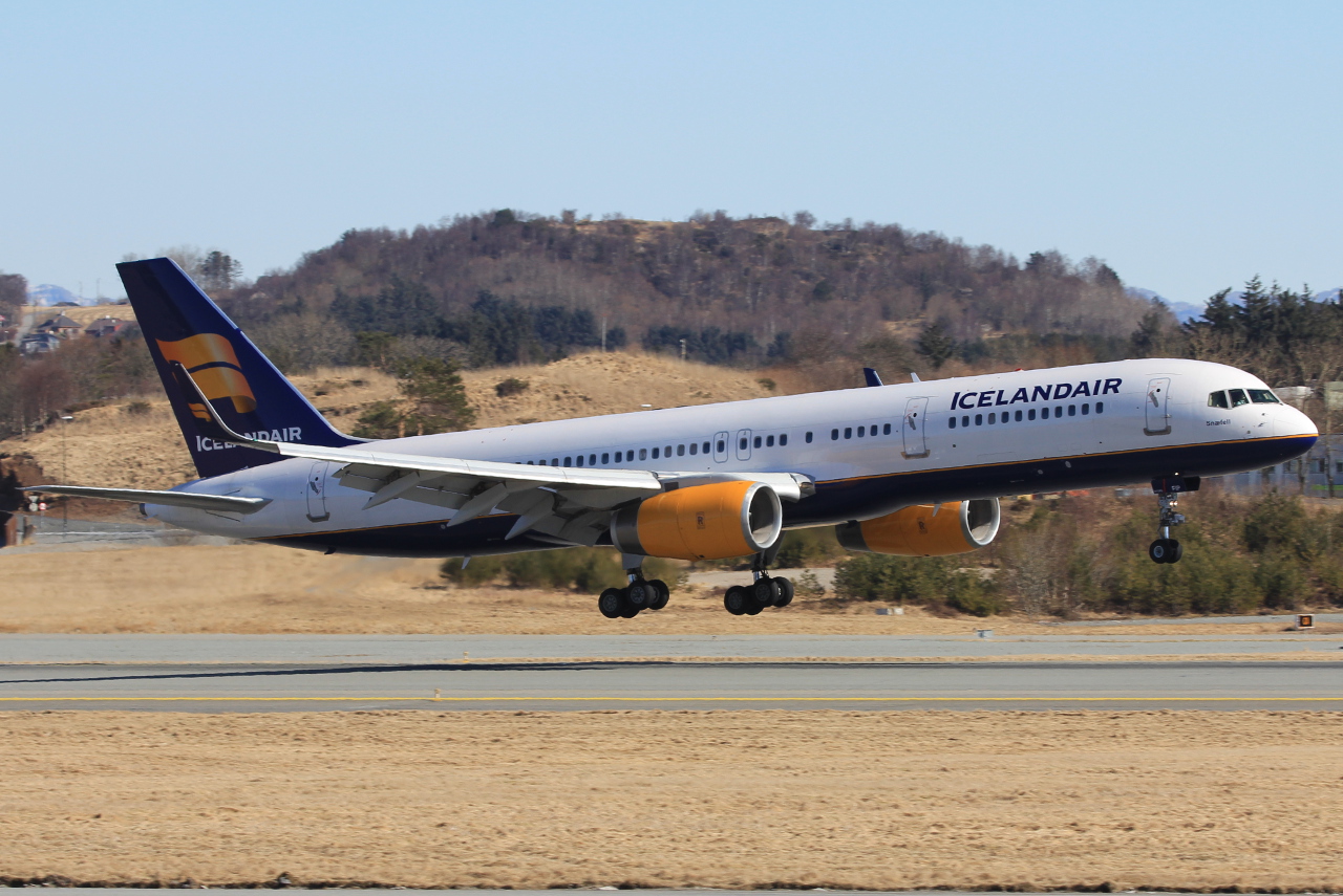 TF-FIP (30423) 2000 Boeing 757-208(WL)