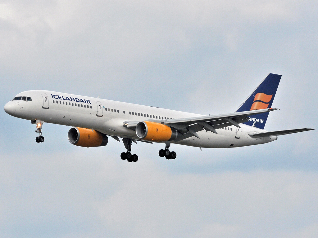 TF-FIC (30735) 2000 Boeing 757-23N