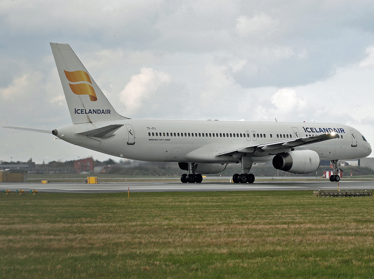 TF-FII (24760) 1990 Boeing 757-208