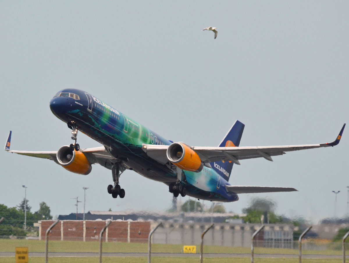 TF-FIU (26243) 1992 Boeing 757-208(WL)
