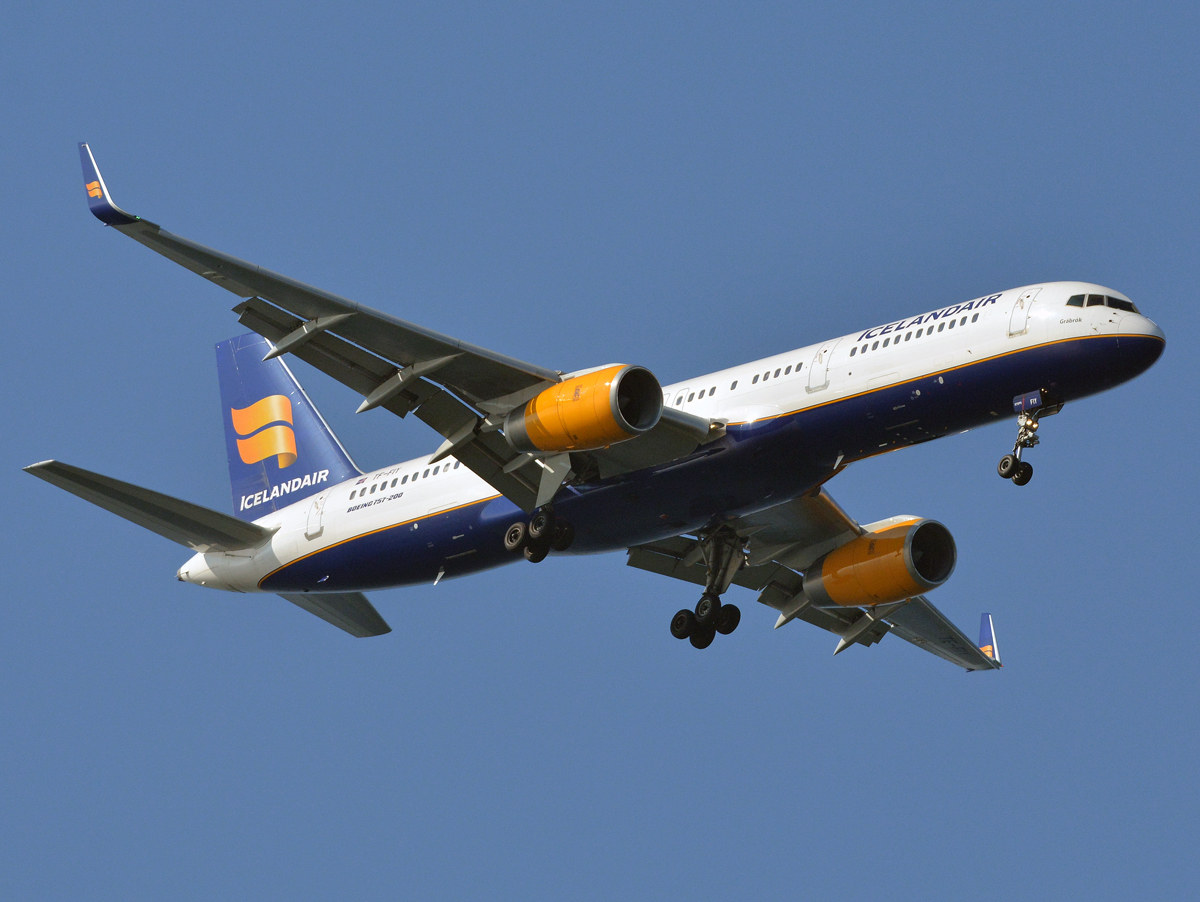 TF-ISK (24606) 1991 Boeing 757-223(WL)