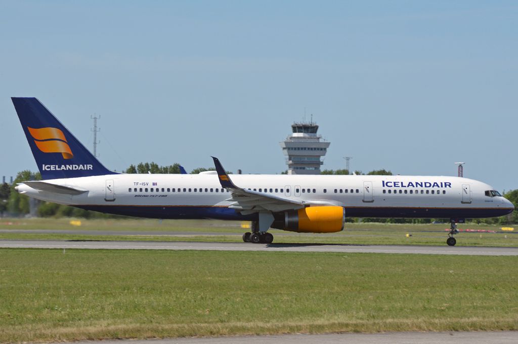 TF-ISV (26247) 1999 Boeing 757-256(WL)