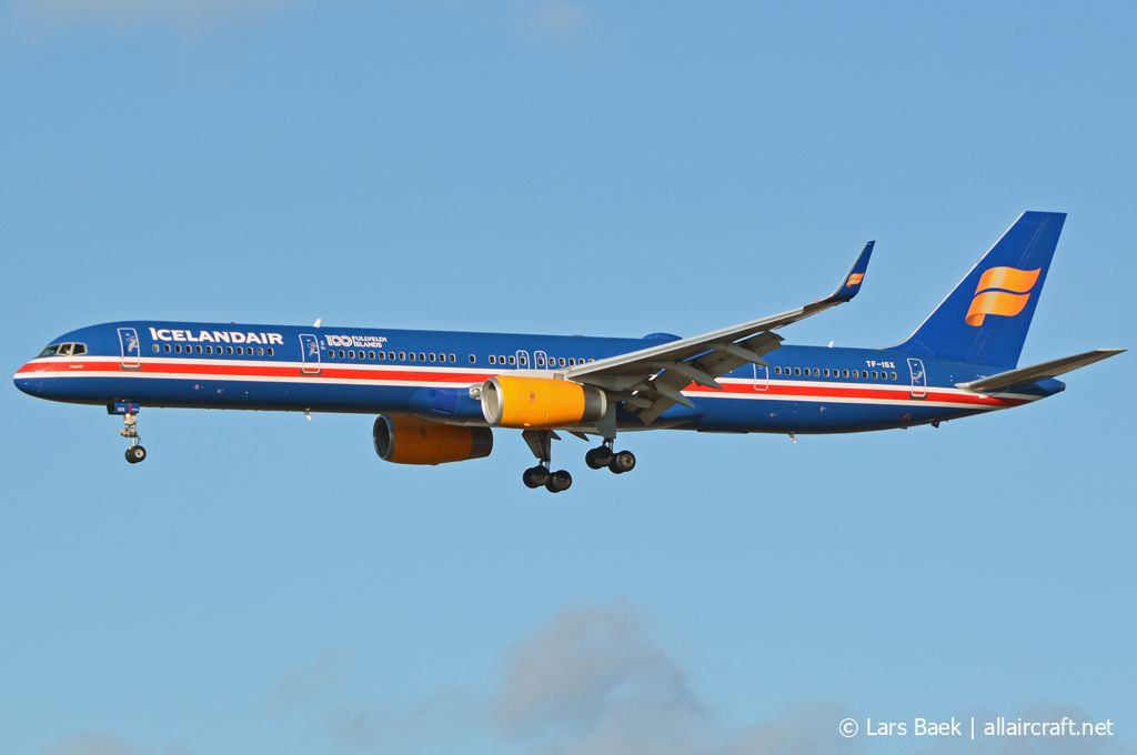 TF-ISX (30179) 2000 Boeing 757-3E7(WL)