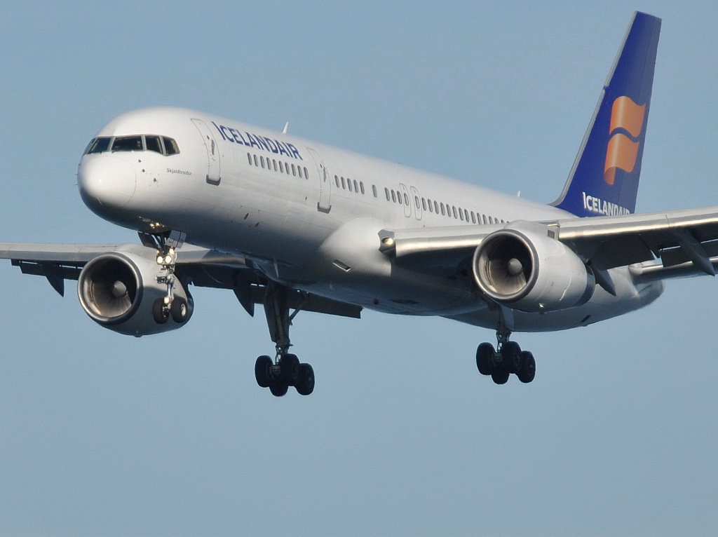 TF-LLX (29311) 2000 Boeing 757-256