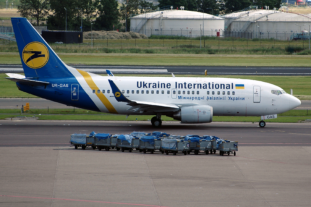UR-GAS (cn 25236) Boeing 737-528