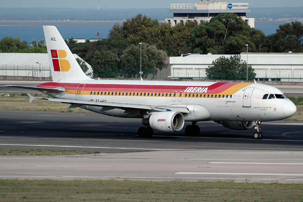EC-HUL (1347) 2000 Airbus A320-214