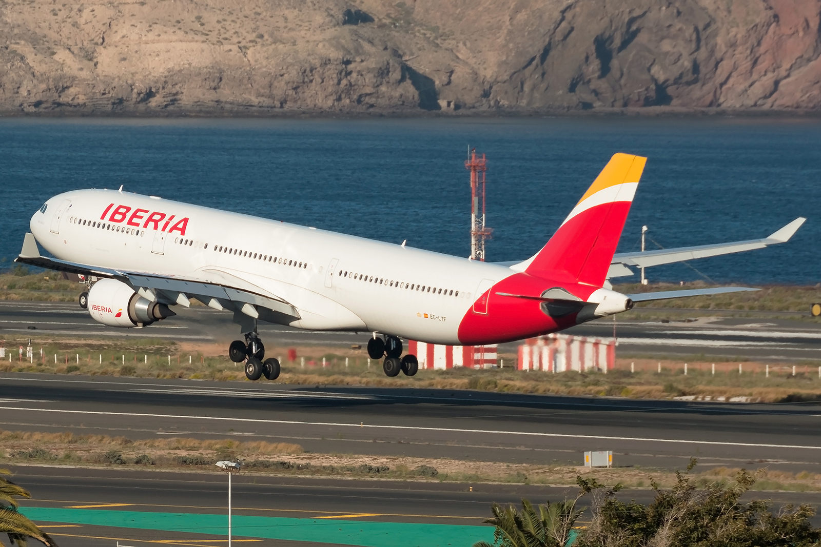 EC-LYF (1437) 2013 Airbus A330-302