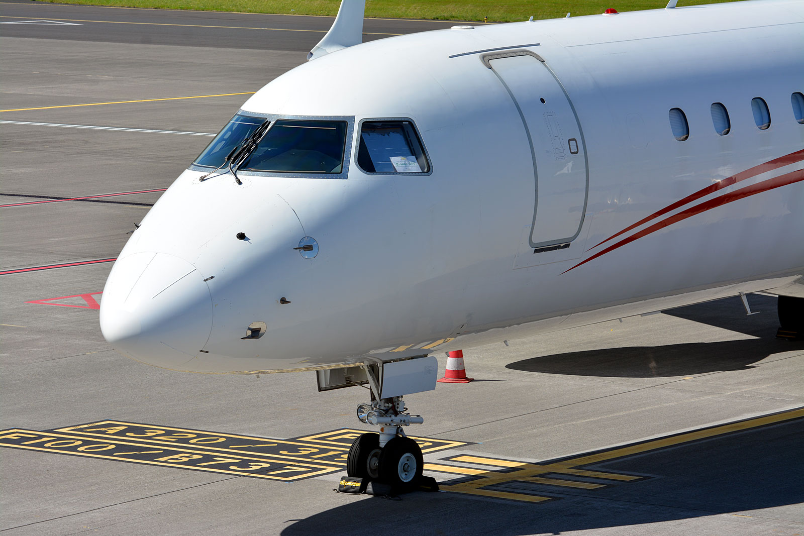 A6-HHS (19000296) Embraer 190 Lineage 1000