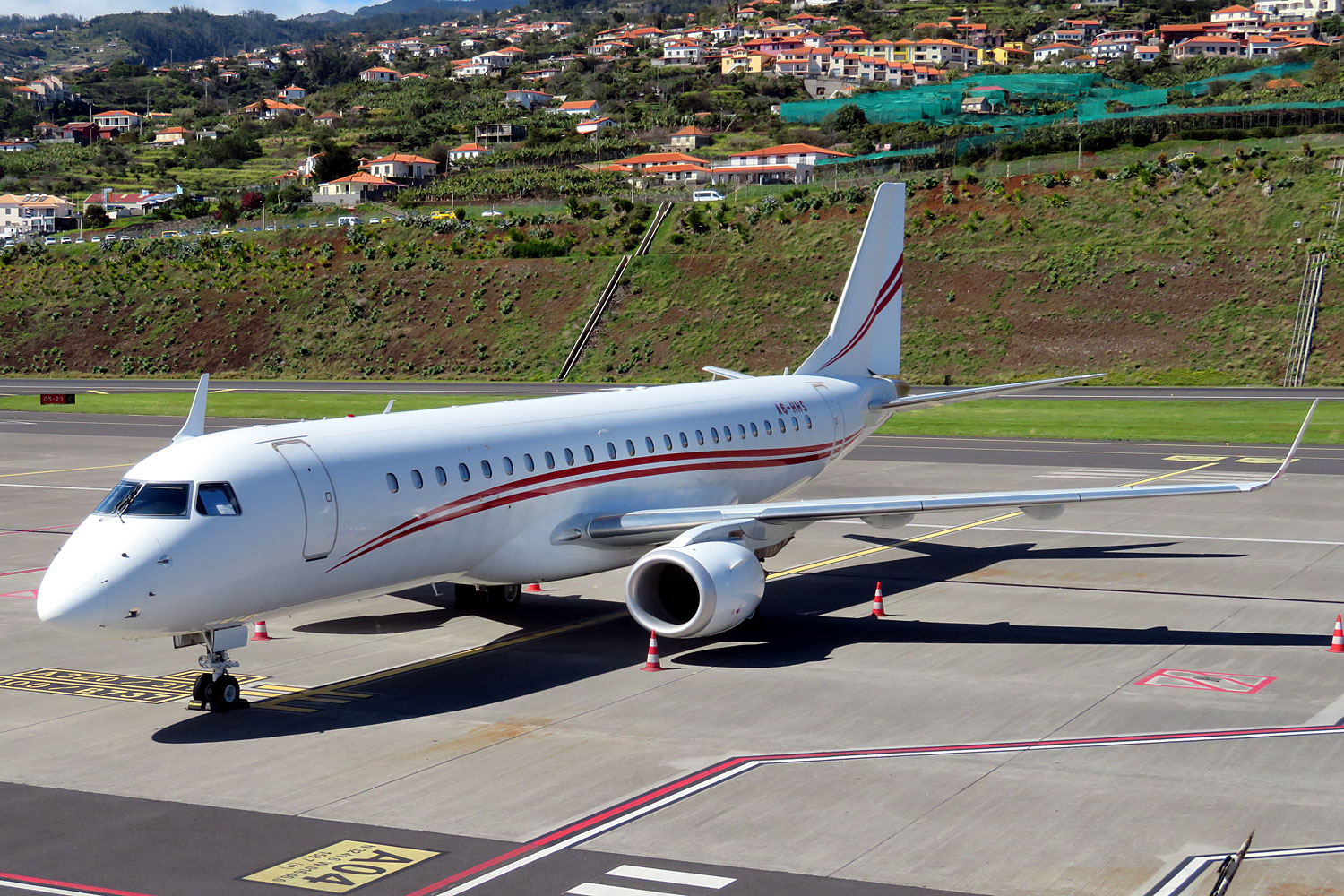 A6-HHS (19000296) Embraer 190 Lineage 1000