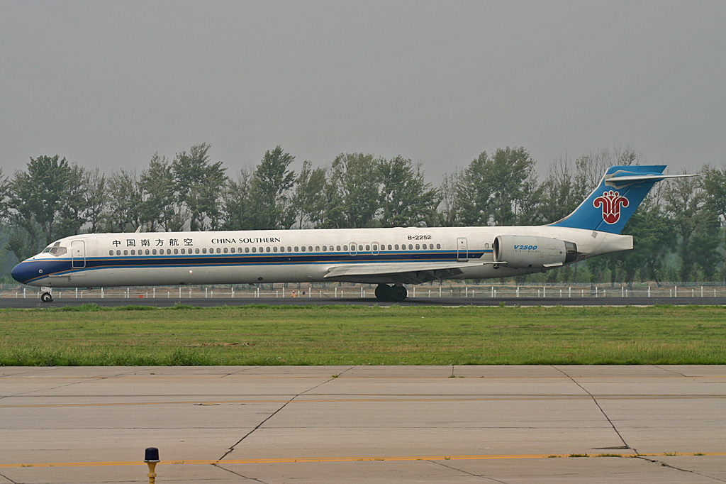 B-2252 (53525) McDonnell Douglas MD-90-30