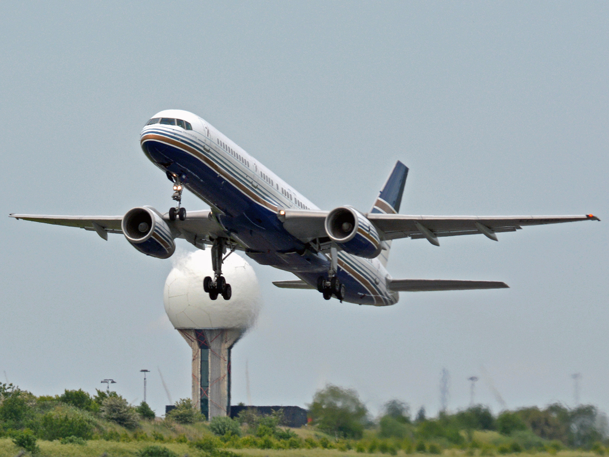 EC-HDS (26252) 1999 Boeing 757-256